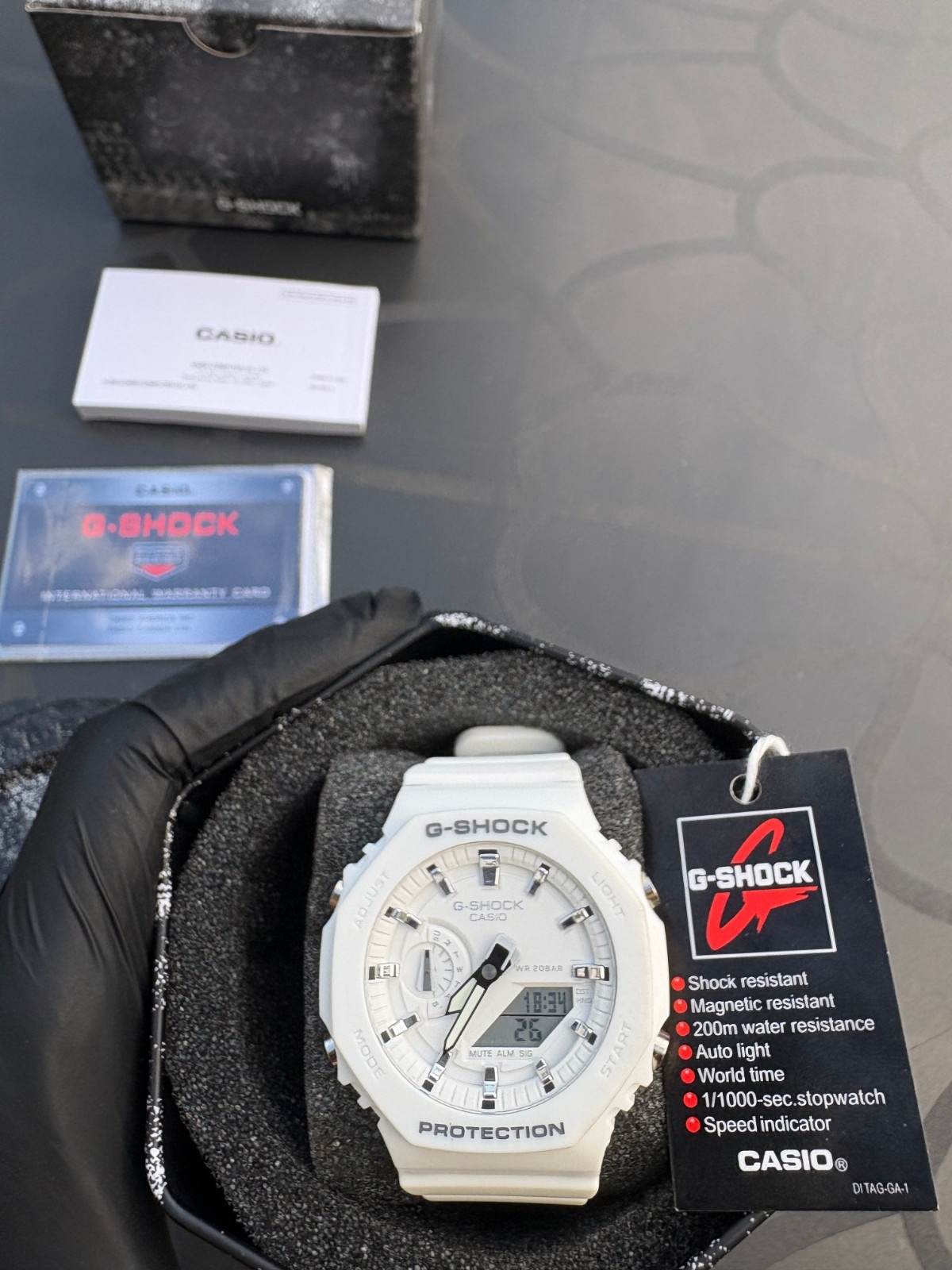 blanche-fond-blanc-packaging (1) G-Shock Lumina