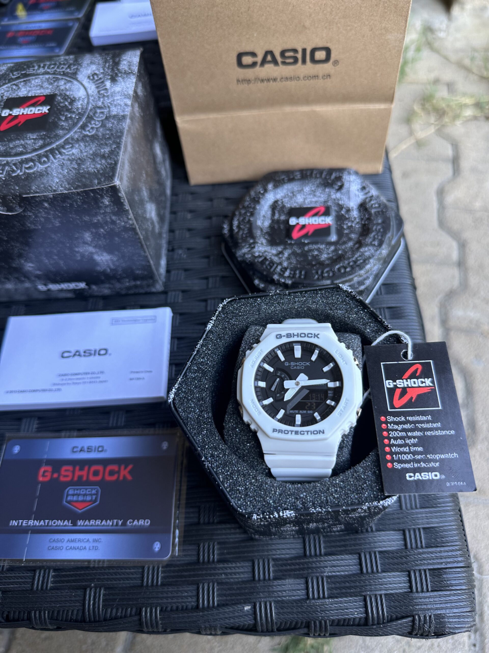 blanche fond noir packaging G-Shock Lunar Glow