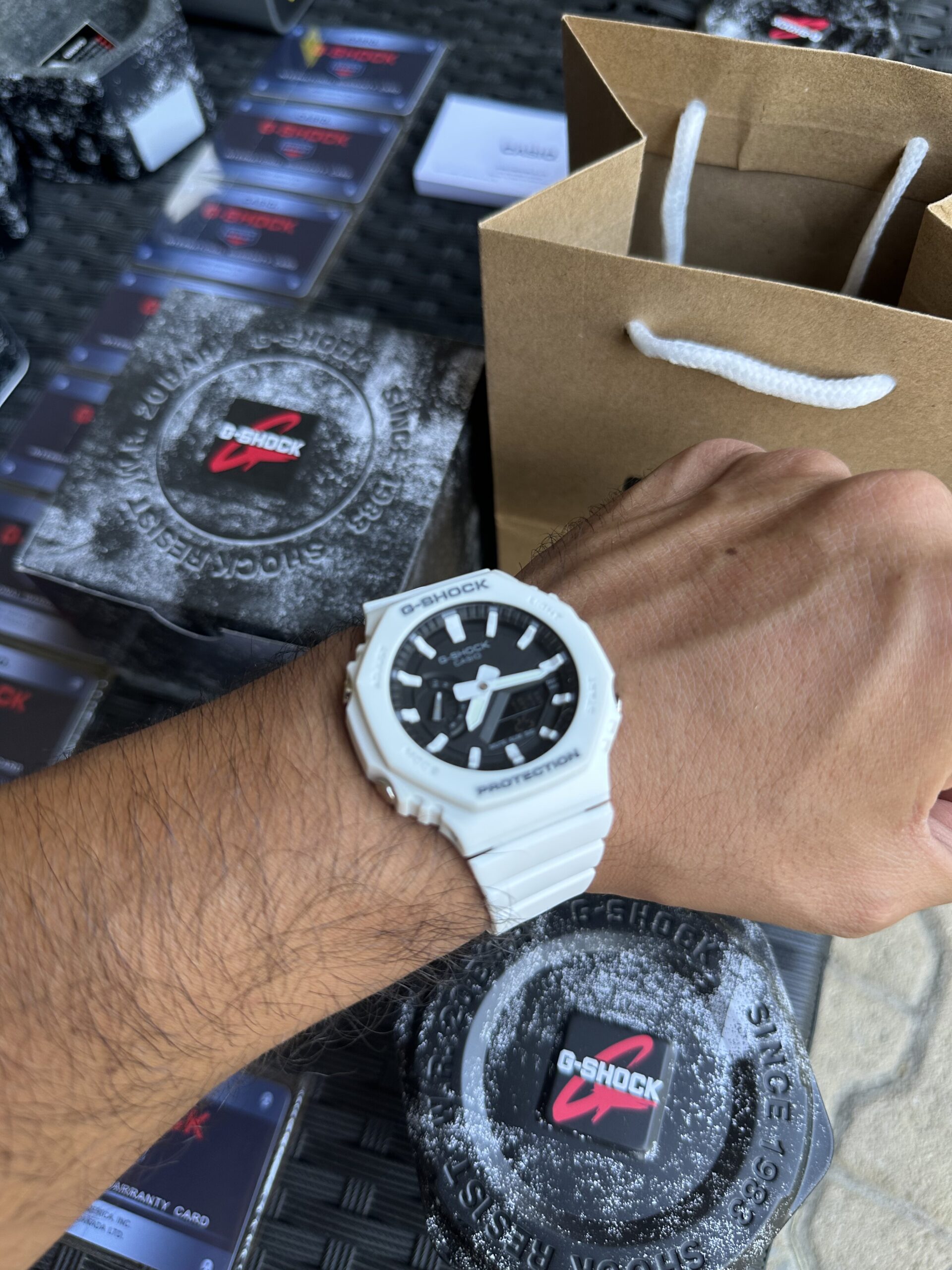 blanche-fond noir porté G-Shock Lunar Glow