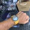 jaune fond noir porté G-Shock Volt