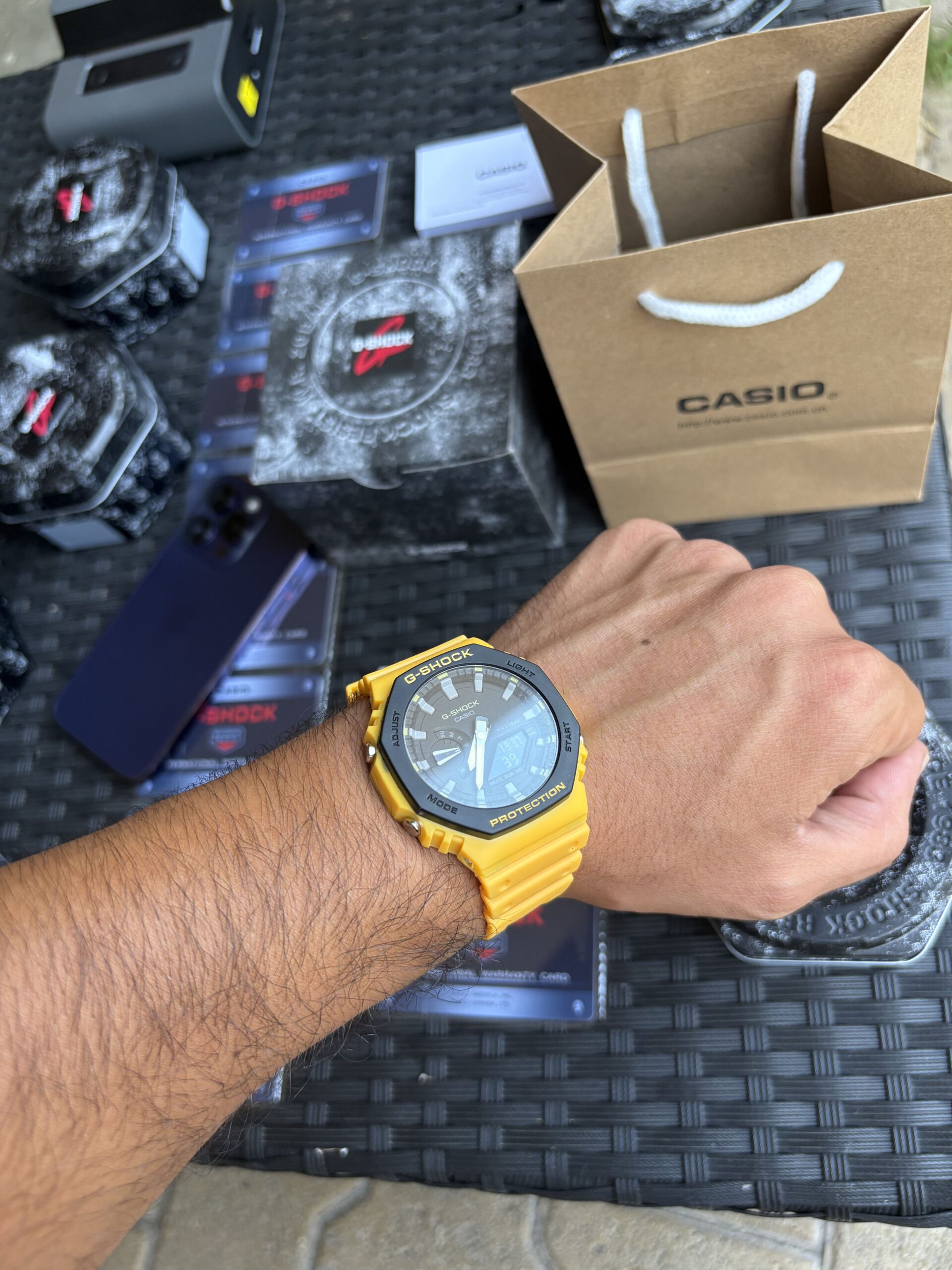 jaune fond noir porté G-Shock Volt